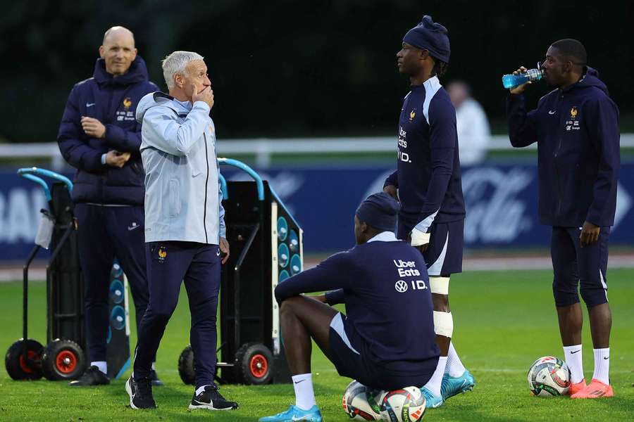 Deschamps dirige un entrenamiento con Francia