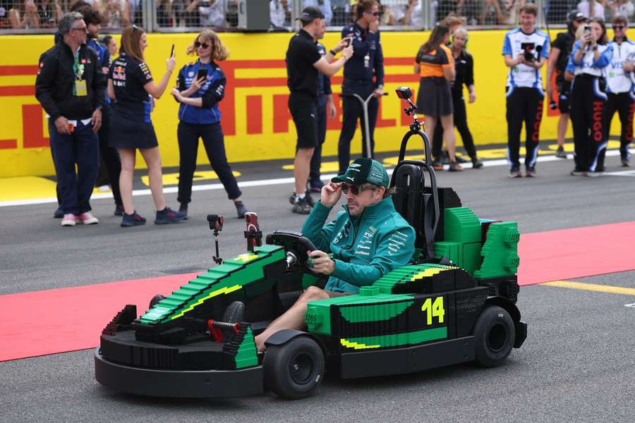 Fernando Alonso, ao volante do LEGO Aston Martin