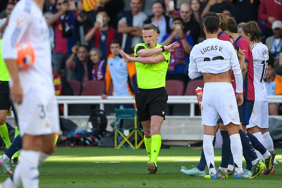 Alejandro Hernández Hernández durante el Clásico.