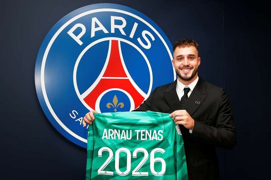 Arnau Tenas avec le logo du PSG.