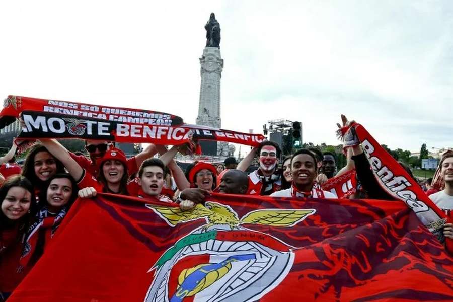 Adeptos do Benfica preparam-se para festejar no Marquês de Pombal