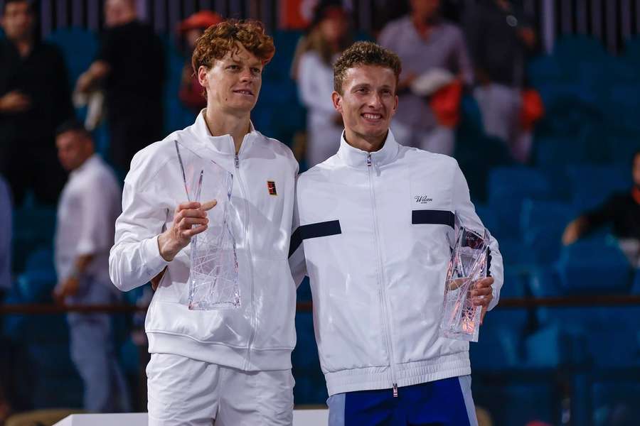 Jannik Sinner a Jiří Lehečka po finálovém zápase v Miami.