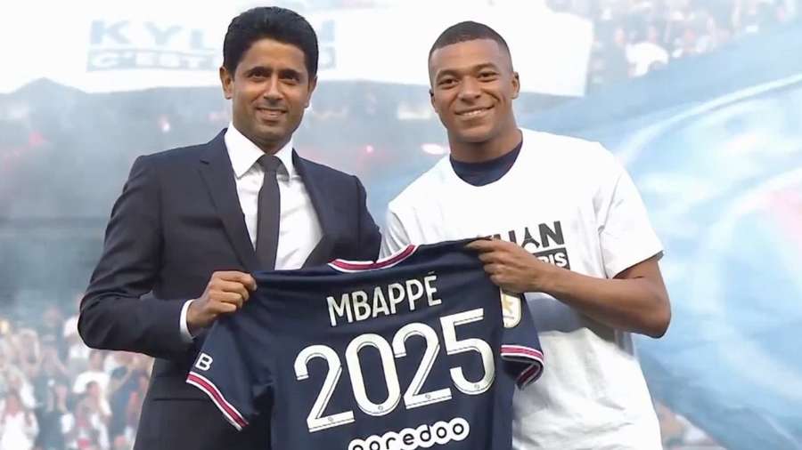 Mbappé se hizo una foto insinuando que jugaría en el PSG hasta 2025, algo que no hará.