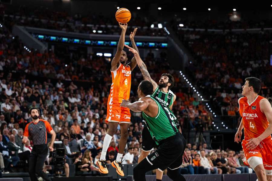 Jean Montero, superando a Ricky Rubio