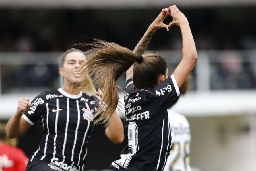 Corinthians vence de virada a Ferroviária e é campeão do