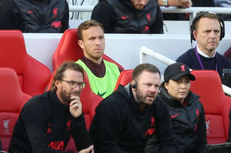 Arthur Melo no banco de suplentes em Anfield