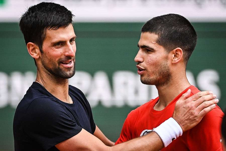Fotos de Djokovic e Alcaraz no Open de França do ano passado