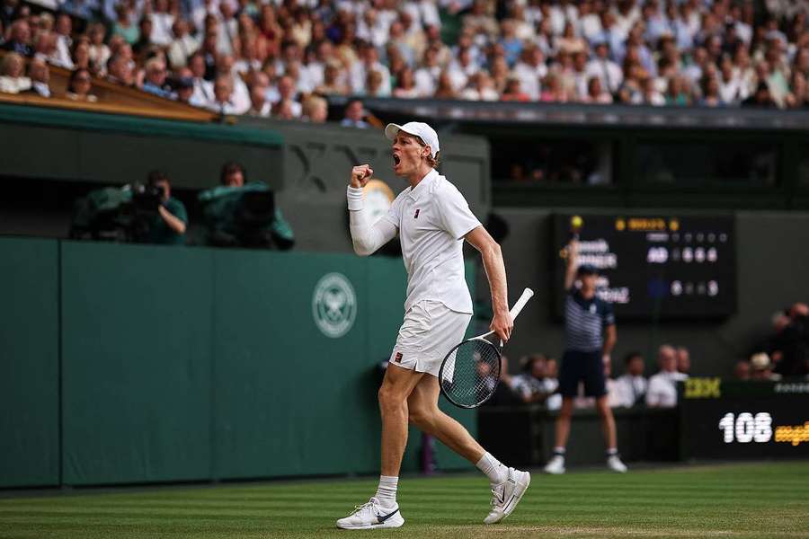 Sinner pokonuje Alcaraza i triumfuje w Wimbledonie.