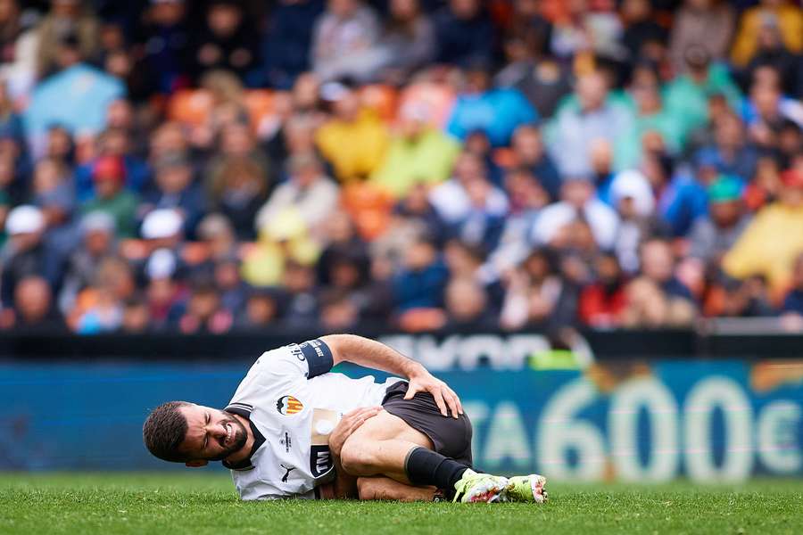 Gayà se duele sobre el césped de Mestalla.