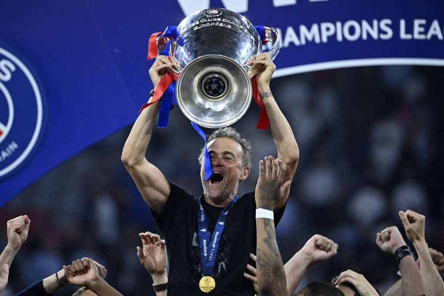 Luis Enrique soulevant le coupe samedi soir.