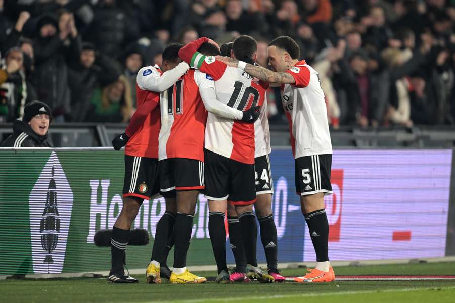 Feyenoord in wedstrijd met acht goals en rode kaart pas na strafschoppen langs NEC