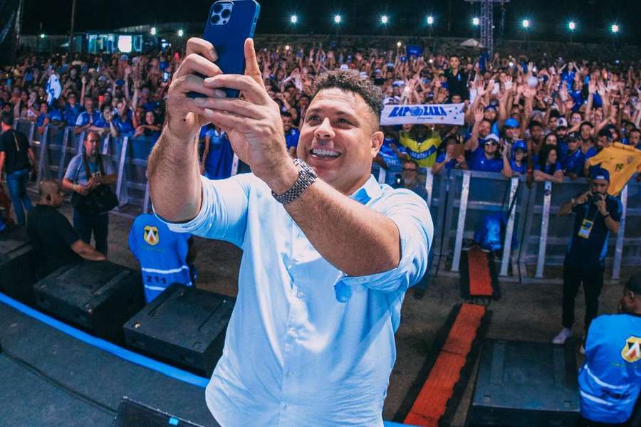 Ronaldo tira selfie com torcedores presentes em Conselheiro Lafaiete, Minas Gerais