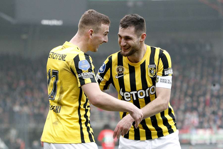Vitesses Kacper Kozlowski en Matus Bero of Vitesse vieren de 0-2