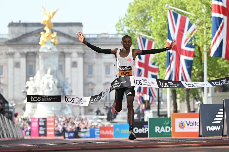 El keniano Sabastian Sawe cruza la línea de meta para ganar el Maratón de Londres 2025
