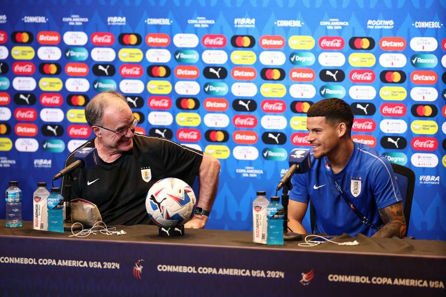 Marcelo Bielsa (I) y Maxi Araújo (D).