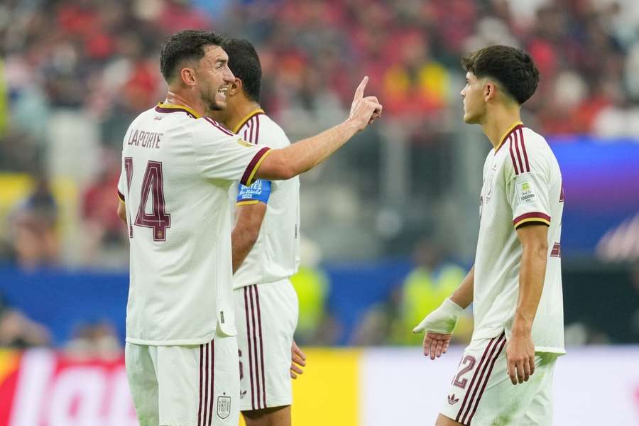 Laporte y Cubarsí, con Rodri en segundo plano Laporte y Cubarsí, con Rodri en segundo plano