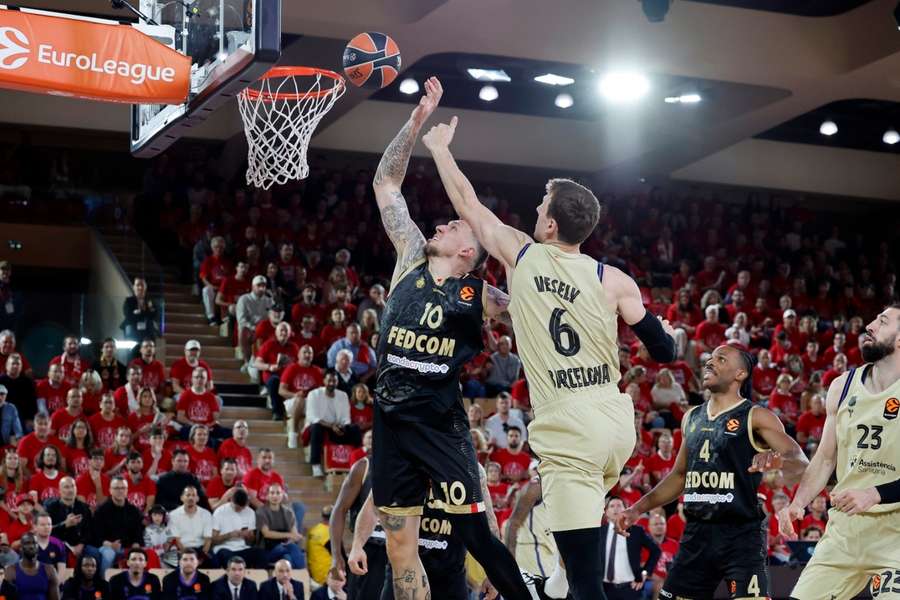 Daniel Theis, ante Jan Vesely