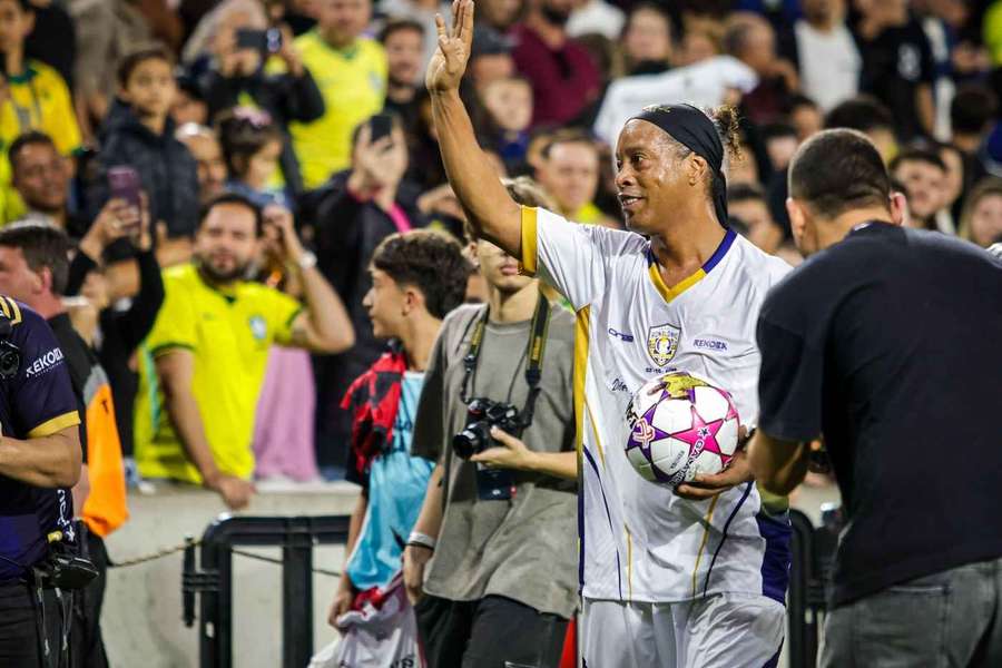 Ronaldinho sa už čoskoro predstaví v súťažnom zápase na trávniku. Ronaldinho sa už čoskoro predstaví v súťažnom zápase na trávniku.