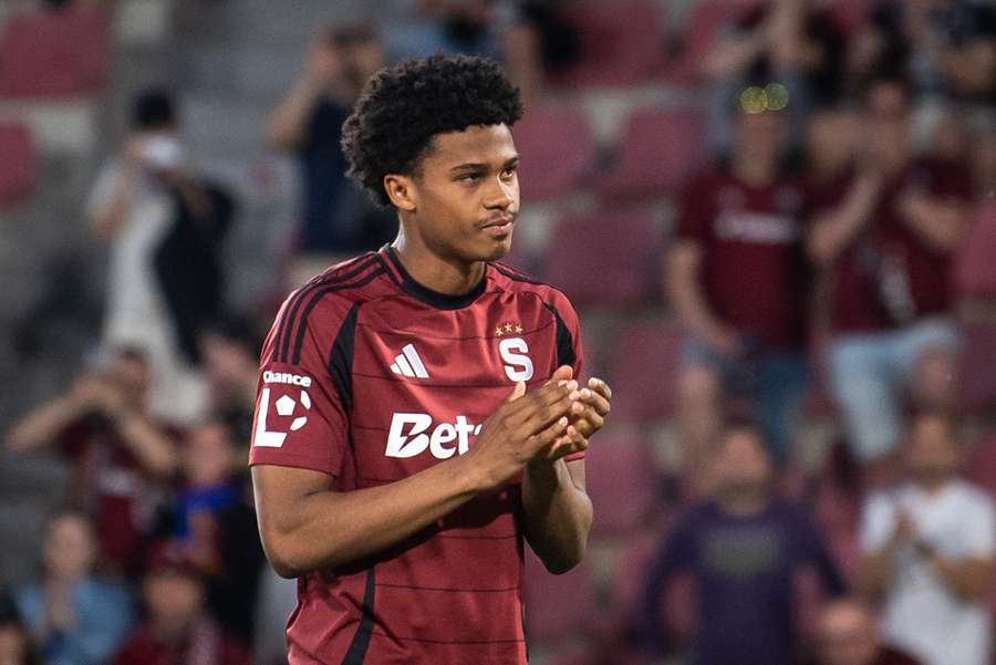 Lewis Azaka odehrál při debutu za Spartu jen 13 sekund.