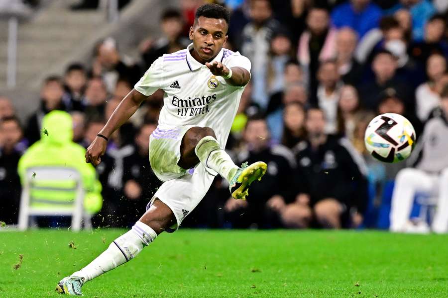 Rodrygo golpea el balón durante un partido del Real Madrid.