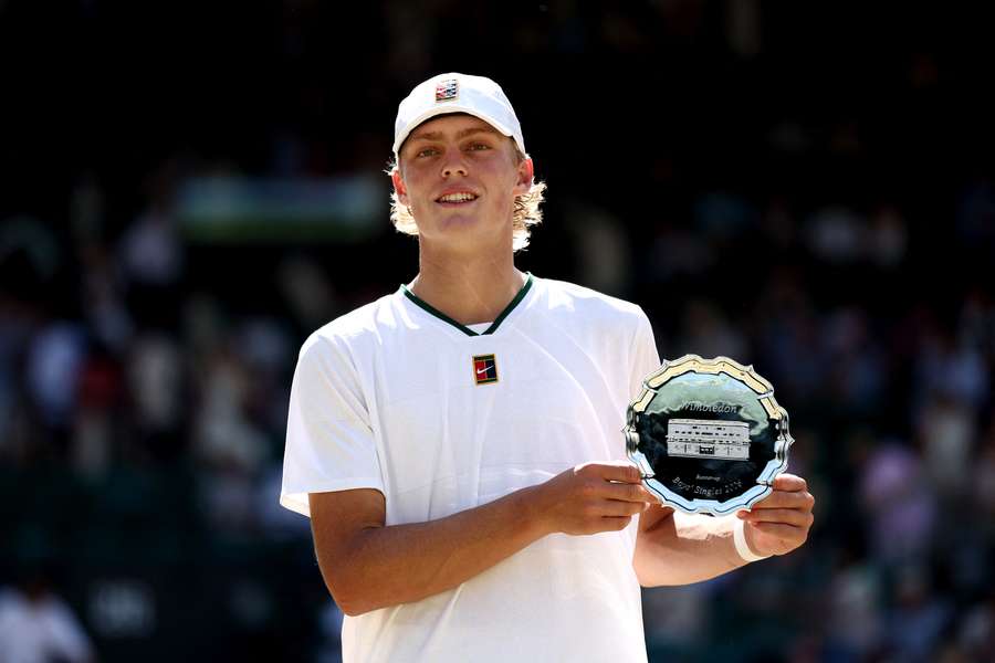 Cruz Hewitt cu trofeul acordat finalistului Cruz Hewitt cu trofeul acordat finalistului