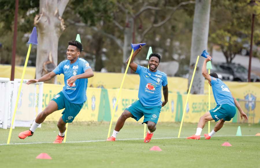 Vini e Estêvão em treino do Brasil em Townsville