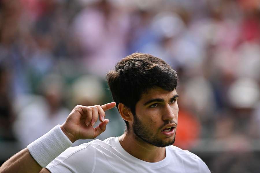 Spaniolul Carlos Alcaraz reacționează în timp ce joacă împotriva sârbului Novak Djokovic în timpul finalei de tenis masculin de simplu în ultima zi a turneului de la Wimbledon 2023