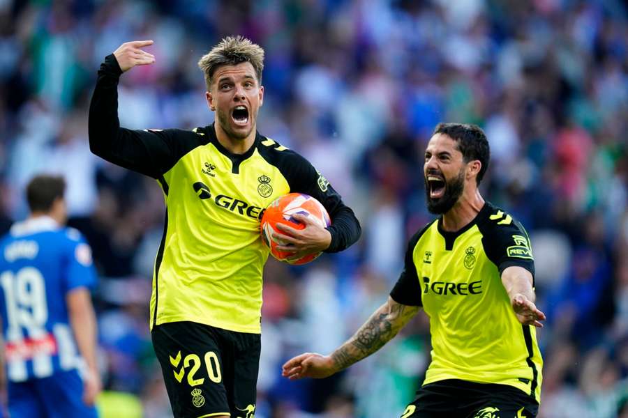 Lo Celso e Isco celebran el gol del argentino en Cornellà
