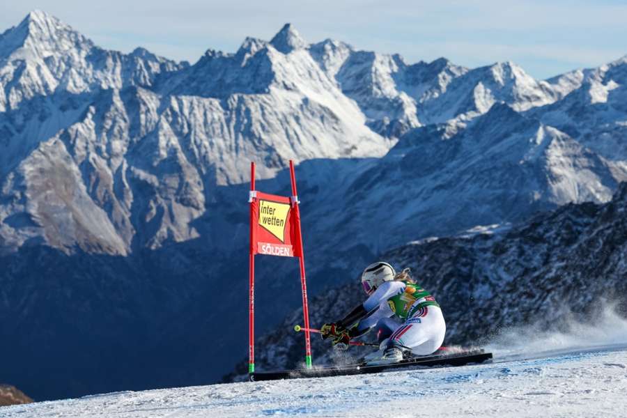 Ragnhild Mowinckel fik en træls start på årets alpine World Cup med en diskvalifikation i Sölden.