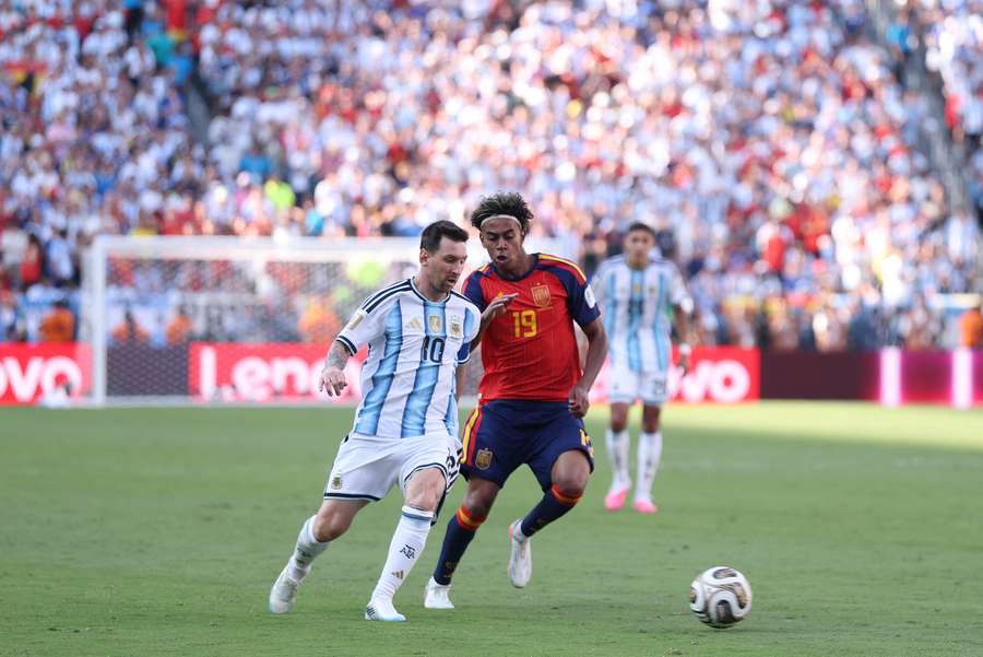 Lionel Messi a Lamine Yamal během finále mistrovství světa. Lionel Messi a Lamine Yamal během finále mistrovství světa.