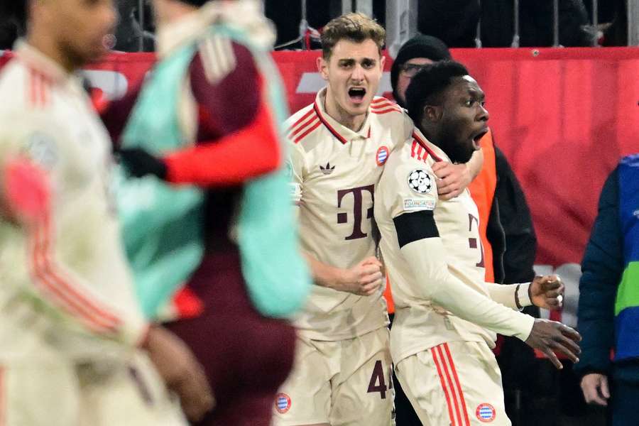 Davies celebra el gol del empate y de la clasificación