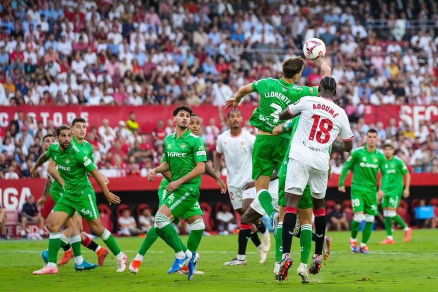 La jugada del penalti por mano de Diego Llorente que dio lugar al gol del Sevilla