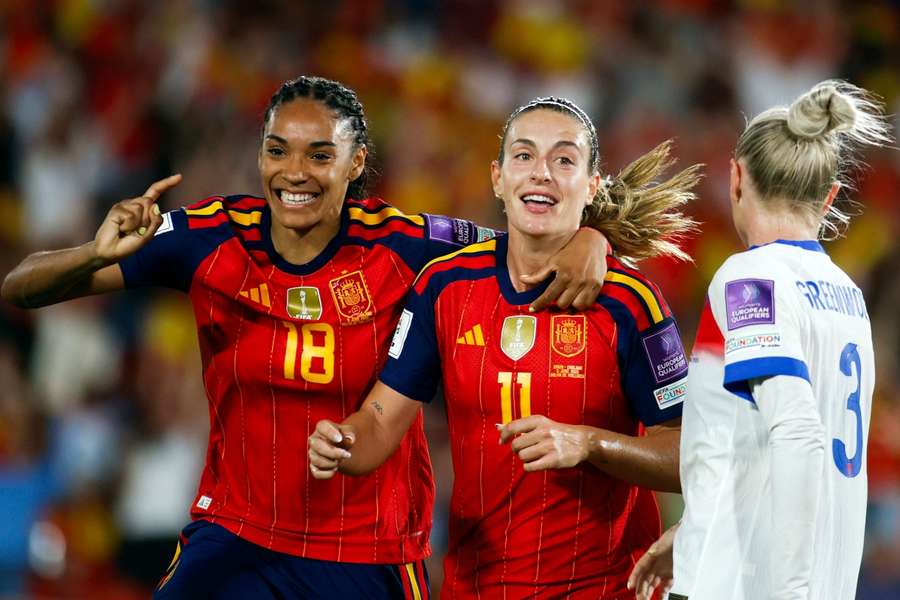 Alexia Putellas celebra su gol con Salma Paralluelo