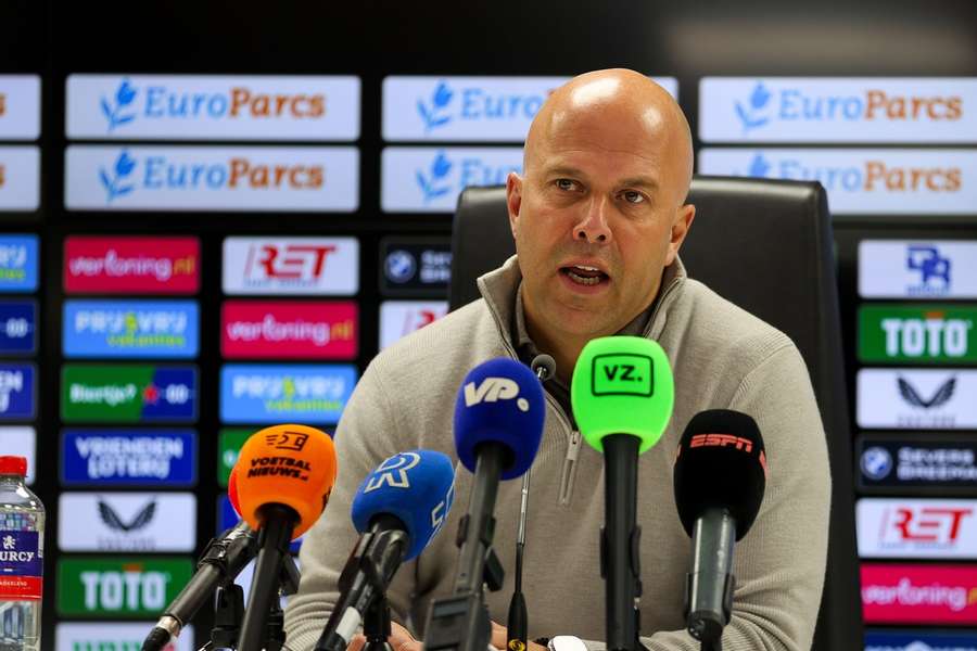 Arne Slot blikt vooruit op het duel met Vitesse zondag