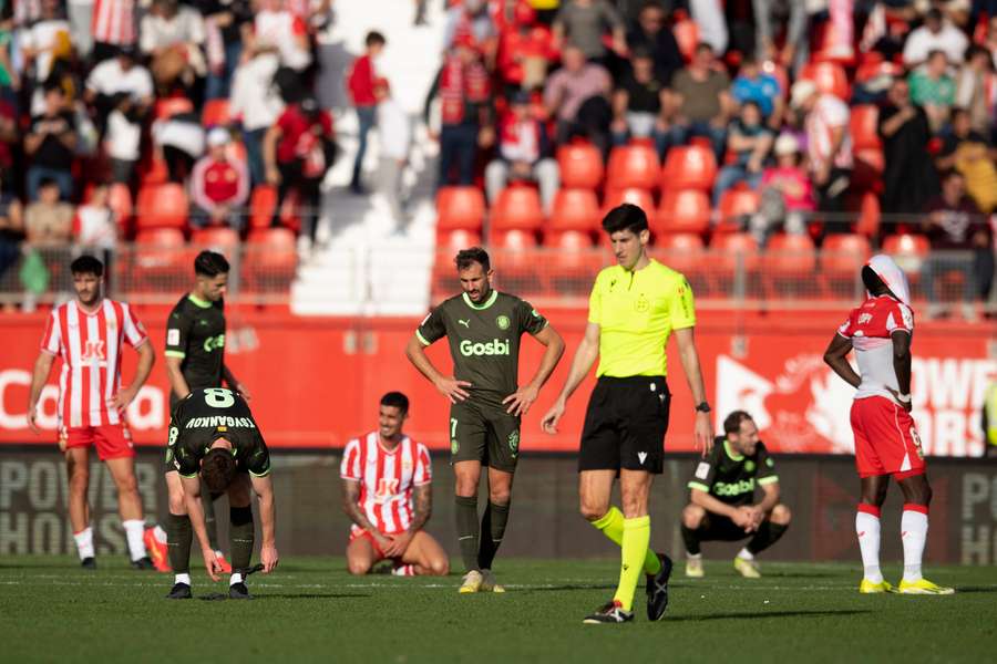 La delusione dei giocatori del Girona dopo il triplice fischio