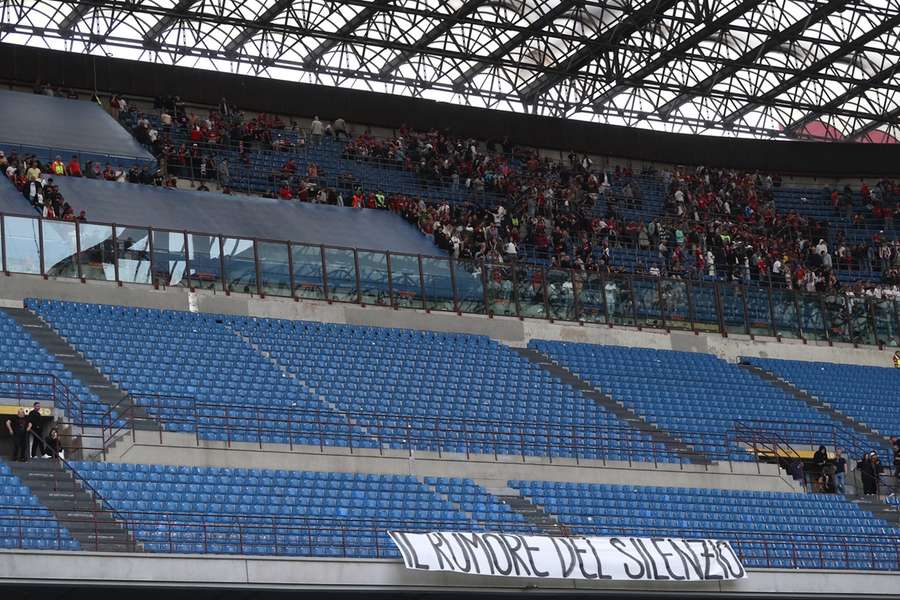 De harde kern van AC Milan protesteerde tijdens de wedstrijd tegen Genoa