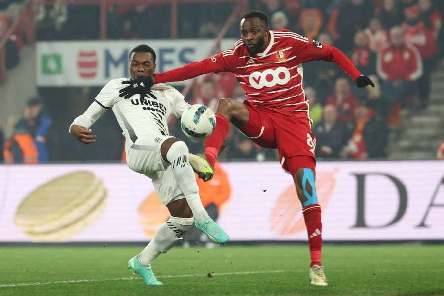 Charlerois Ken Nkuba Tshiend og Standard Lieges Merveille Bope Bokadi kæmper om bolden under en Jupiler Pro League-kamp.