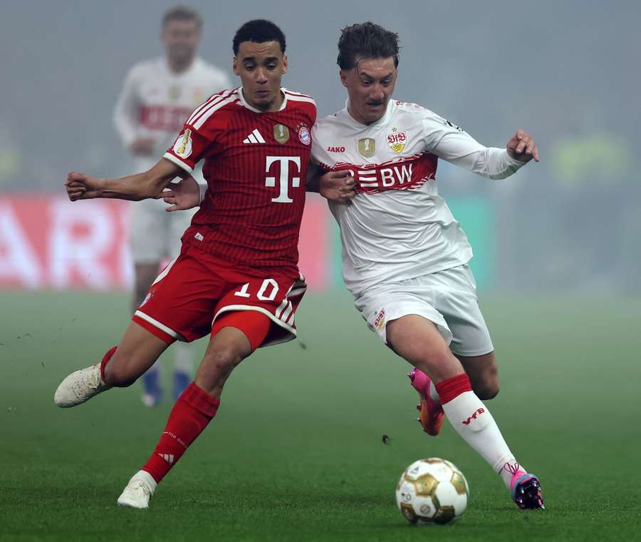 Stiller (r.) ist Stuttgarts Denker und Lenker im Mittelfeld Stiller (r.) ist Stuttgarts Denker und Lenker im Mittelfeld
