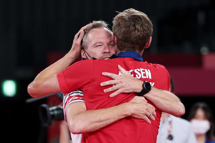 Kenneth Jonassen omfavner Viktor Axelsen efter hans olympiske guld i 2021 i Tokyo