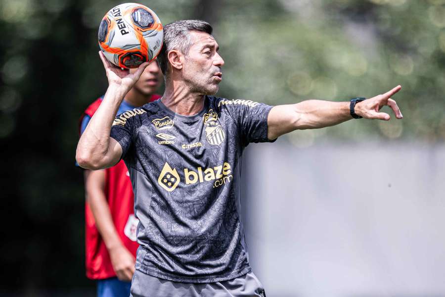 Caixinha ficou incomodado com a forma como foi demitido do Santos Caixinha ficou incomodado com a forma como foi demitido do Santos