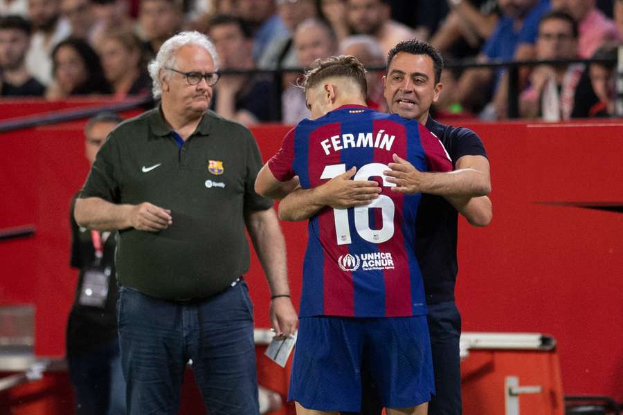 Fermín celebra con Xavi su gol en el Pizjuán