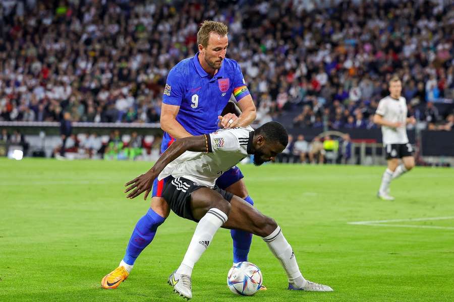 Kane i Rüdiger podczas międzynarodowego meczu pomiędzy Anglią i Niemcami (Liga Narodów UEFA 2022).