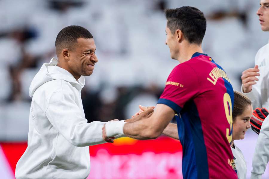 Mbappé e Lewandowski se cumprimentam em campo