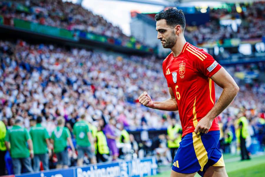 Mikel Merino celebra su gol ante Alemania