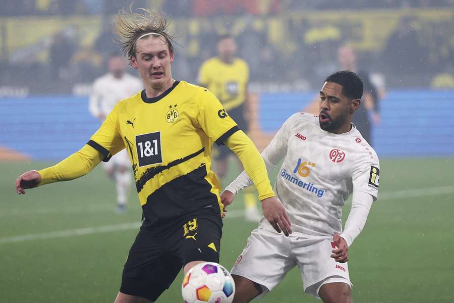Julian Brandt (L) in duel met Phillipp Mwene van Mainz Julian Brandt (L) in duel met Phillipp Mwene van Mainz