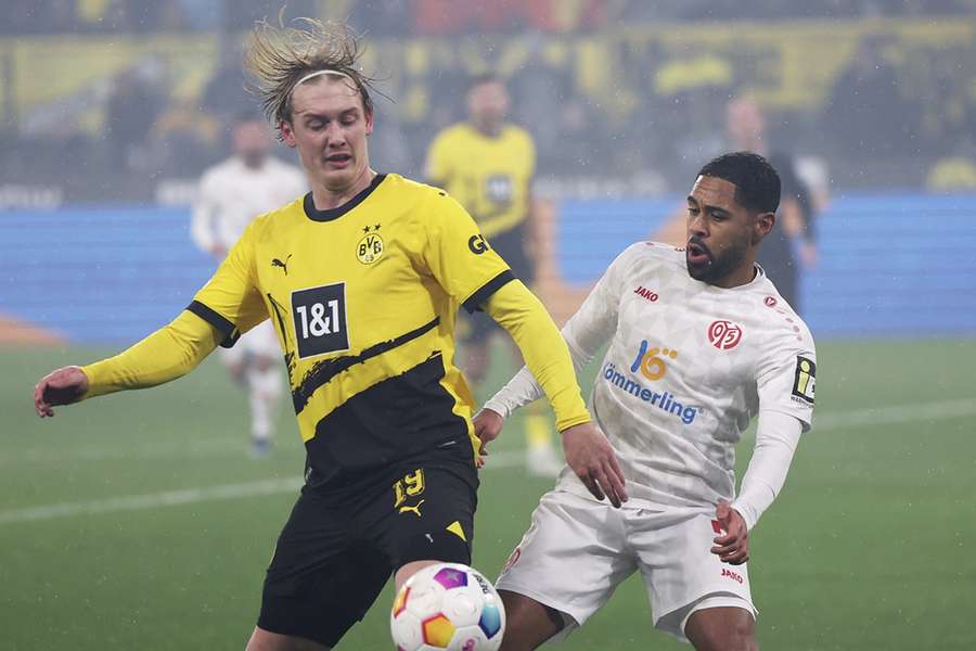 Julian Brandt (L) in duel met Phillipp Mwene van Mainz