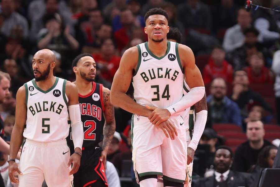 NBA Round-up: Giannis Antetokounmpo skadet, mens Bucks vinder 12. sejr i træk