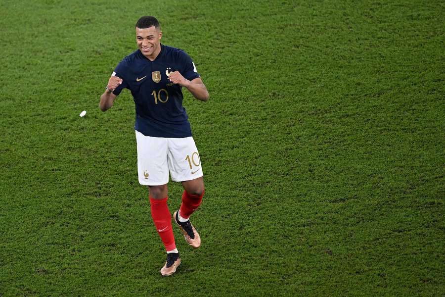 Mbappé celebra el pase a octavos de Francia