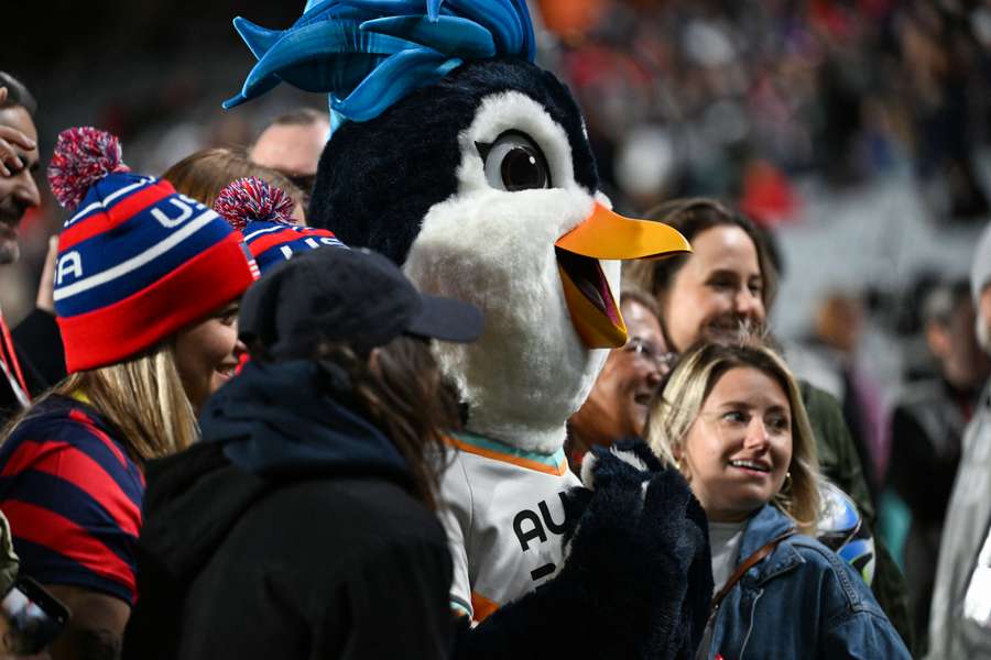 Tazuni, a mascote do Mundial, recebeu a adepta um milhão antes do jogo entre Portugal e Estados Unidos