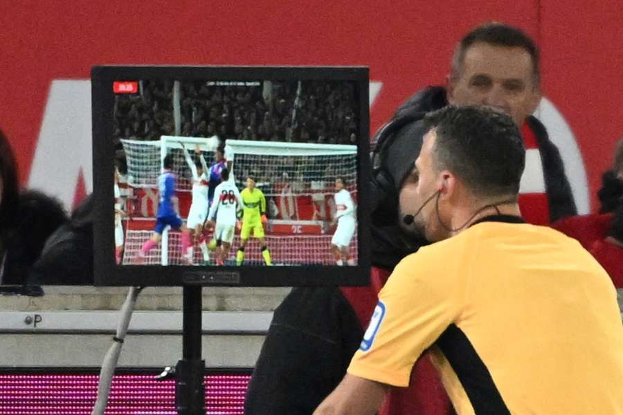 Der Video Assistant Referee kommt im DFB Pokal erst ab dem Achtelfinale zum Einsatz. Der Video Assistant Referee kommt im DFB Pokal erst ab dem Achtelfinale zum Einsatz.